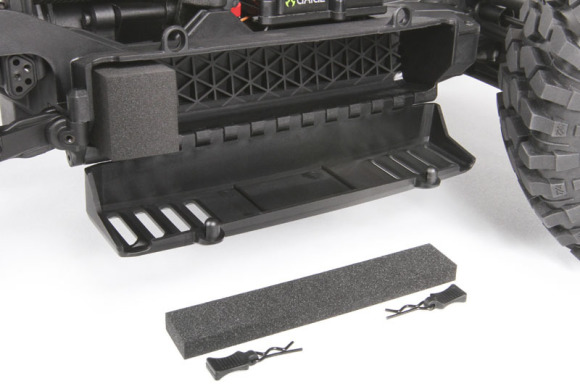 EASY ACCESS BATTERY TRAY Twin battery trays can be easily accessed by removing the two front body pins and pivoting the entire body up. Install or remove your batteries by removing the remaining body pins. Foam blocks are included to help keep the batteries in place. Battery tray dimensions: Length: 6.89in(175mm) Height: 1.3in (33mm) Width: 1.7in (43mm) RECOMMENDED BATTERIES: 2x 2S 7.4V LiPo packs, or 2x 3S 11.1V LiPo packs. Minimum 25C rating