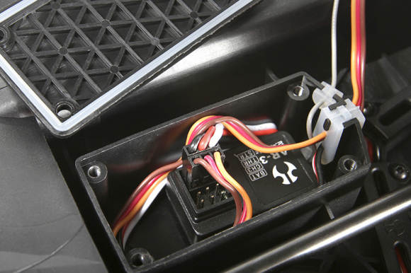 RECEIVER BOX, WATERPROOF A waterproof receiver box is integrated into the bottom of the Yeti XL™ chassis. Three different silicone seals are included, one for the antenna, one for the servo wires (includes three slots for three channels), and one acts as a gasket for the receiver box cover. No more stress when running in mud, water, or snow!