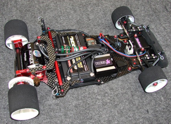 Here you can see Rheinard's car from the Worlds with battery forward. The forward position "numbs" the car a bit making it a little easier to drive in high speed modified racing. While there are 2 "preset" locations for battery forward and rearward in the transverse position, the user can remove the battery locators and move the battery variably and substantially to the front.